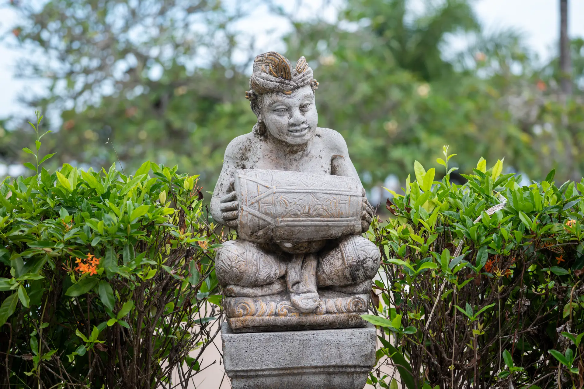 Patung manusia dengan alat Gamelan Kendang