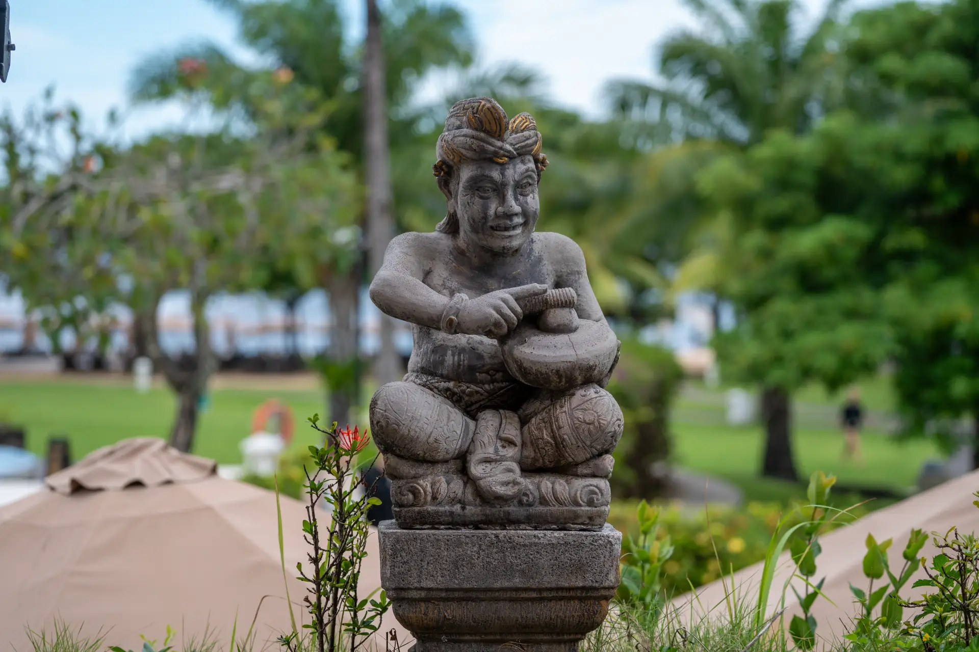 Patung manusia dengan alat Gamelan Kajar
