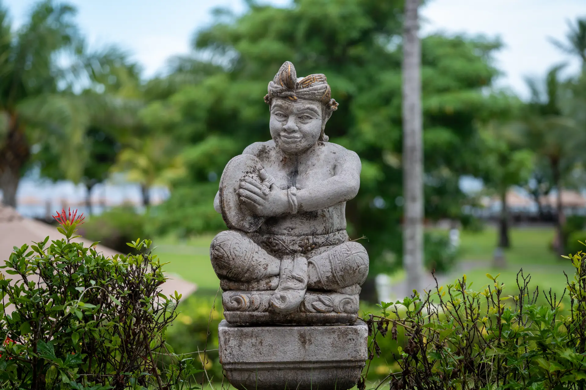 Patung manusia dengan alat Gamelan Cengceng
